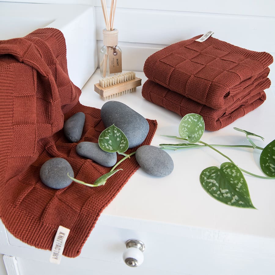 Knit Factory gebreide handdoek Ivy stone red